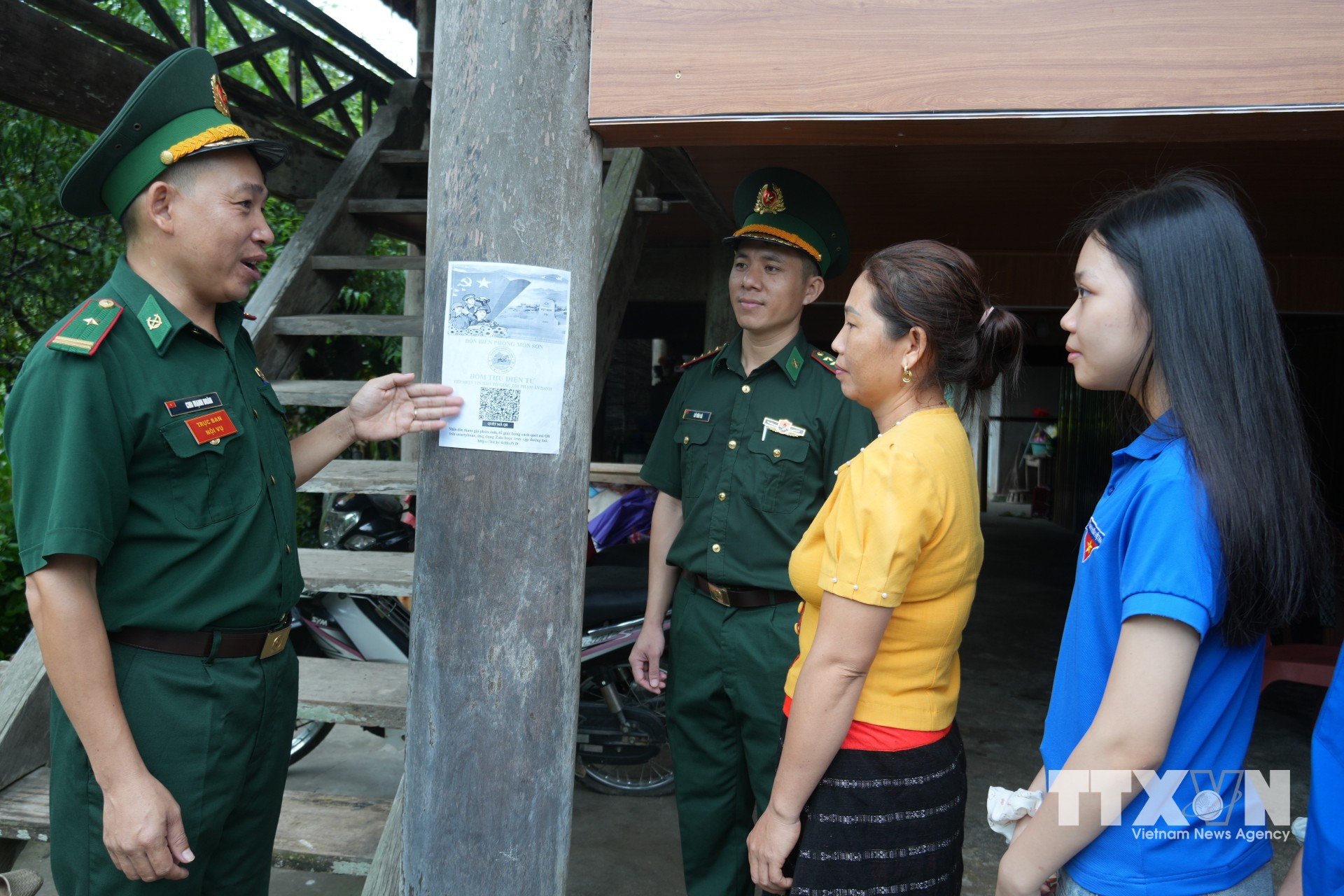 Mô hình “Hòm thư điện tử ẩn danh” không chỉ giúp người dân mạnh dạn tố giác tội phạm mà còn hỗ trợ lực lượng Biên phòng nắm chắc địa bàn, kịp thời xử lý các vụ việc phát sinh, góp phần giữ vững an ninh trật tự khu vực biên giới. (Ảnh: Bích Huệ/TTXVN)